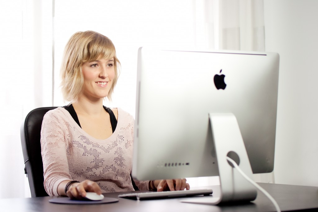 Naiara Olague en ordenador